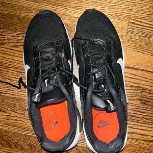 Nike Air Max women’s size 11